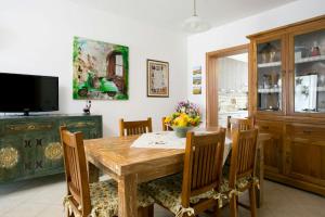 a dining room with a wooden table and chairs at La Perla in Gallipoli