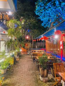 un restaurante con mesas de madera y macetas en Asahi Villa Tam Coc, en Ninh Binh