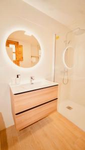 y baño con lavabo y espejo. en El ALMA de Granada, en Granada