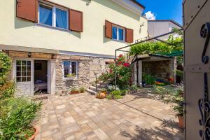 Zahrada ubytování Villa Natura with swimming pool, jacuzzi and sauna