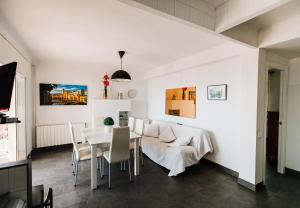 uma sala de estar com um sofá branco e uma mesa em Trevol 2 linea del mar em Platja d'Aro