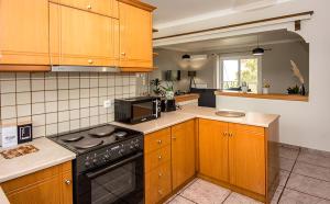 Kuchyňa alebo kuchynka v ubytovaní Aristotelis Apartment Lakithra-Alexandra