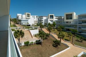 uitzicht vanaf het balkon van een gebouw met palmbomen bij Intimate Apartment with a beautiful view in Tanger
