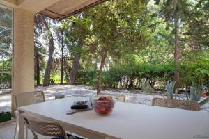 een witte tafel met een kom erop bij Villa Linda in Split