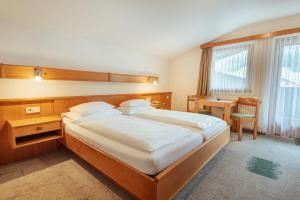 Łóżko lub łóżka w pokoju w obiekcie Hotel Gesser
