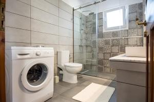Kúpeľňa v ubytovaní Aristotelis Apartment Lakithra-Alexandra