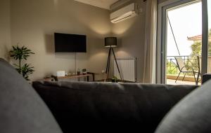 Televízia a/alebo spoločenská miestnosť v ubytovaní Aristotelis Apartment Lakithra-Alexandra
