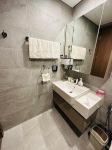 een badkamer met een wastafel en een spiegel bij Yody homestay Ruby Zenpark Vinhomes Ocean Park, Gia Lâm 1N plus in Hanoi