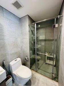 een badkamer met een toilet en een glazen douche bij Yody homestay Ruby Zenpark Vinhomes Ocean Park, Gia Lâm 1N plus in Hanoi
