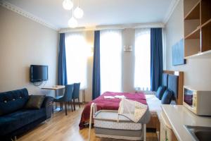 sala de estar con cama y sofá en Apartof, en Estambul