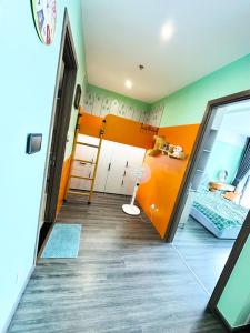 um quarto com paredes laranja e verde e um corredor em Siro House- Homestay cao cấp Vinhomes Ocean Park, Gia Lâm em Hanói