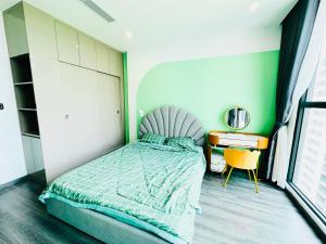 um quarto com uma cama e uma secretária. em Siro House- Homestay cao cấp Vinhomes Ocean Park, Gia Lâm em Hanói