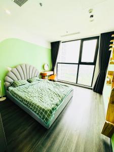um quarto com uma cama e uma grande janela em Siro House- Homestay cao cấp Vinhomes Ocean Park, Gia Lâm em Hanói