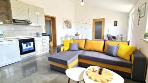 un soggiorno con divano e cucina di Apartment Goran a Krk
