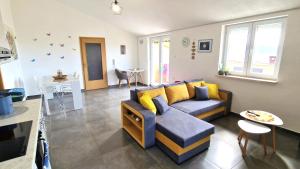 un soggiorno con un divano blu e un tavolo di Apartment Goran a Krk