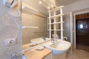 米蘭的住宿－Mila Apartments Brizi，一间带水槽和镜子的浴室