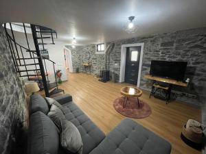 a living room with a couch and a piano at Casa Rustica da Maloeira in Malseira