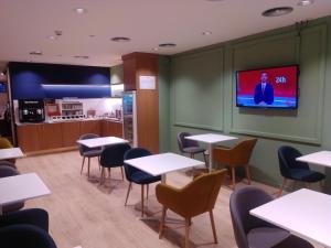 A television and/or entertainment centre at HelloSky Air Rooms Madrid Még 10 kép