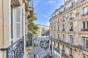Blick auf eine Straße vom Balkon eines Gebäudes in der Unterkunft Appartement 140m2 proche des Champs Elysées in Paris