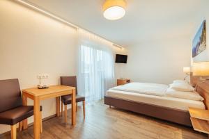 Łóżko lub łóżka w pokoju w obiekcie Hotel Gesser