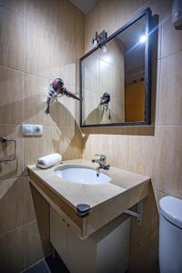 La salle de bains est pourvue d'un lavabo et d'un miroir. dans l'établissement Holidays, Estudio Jara, Gorbea 4 pax, à Sierra Nevada