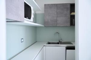 A kitchen or kitchenette at Appartamenti Residence Marcello-Piazza Torino-Lido di Jesolo Még 37 kép
