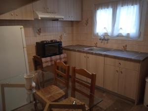 a small kitchen with a sink and a microwave at Aria in Batsi