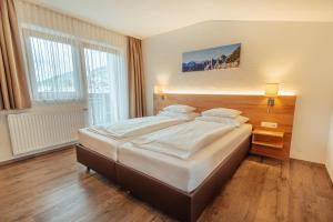 Łóżko lub łóżka w pokoju w obiekcie Hotel Gesser