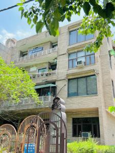 a building with a cat statue in front of it at Luxury Home Stay - Lajpat Nagar in New Delhi