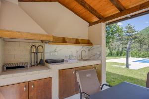 una cocina al aire libre con vistas a un patio en Villa Alba with Private Pool, en Lupoglav
