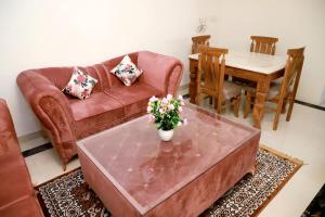 - un salon avec un canapé et une table dans l'établissement Divine India Service Apartment 3Bhk, 2B Saket, à New Delhi