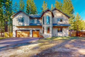 una gran casa blanca con entrada en Heavenly Lake Hideaway, en South Lake Tahoe