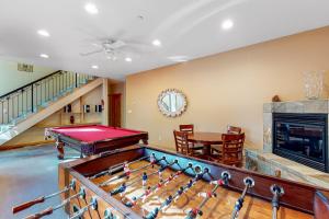 sala de estar con mesa de billar y chimenea en Heavenly Lake Hideaway, en South Lake Tahoe