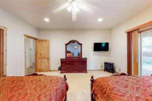 1 dormitorio con 2 camas, espejo y tocador en Heavenly Lake Hideaway, en South Lake Tahoe