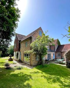 una gran casa de ladrillo con un patio de hierba en Starnash Farmhouse Holiday Home, en Hailsham 21 fotos más