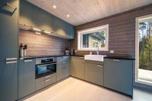 A kitchen or kitchenette at Vakantiehuis met geweldig uitzicht en hottub