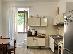 uma cozinha com um balcão com um micro-ondas em La Piazzetta em Serra San Quirico