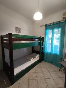 ティノス・タウンにあるSea view Cycladic houseの窓付きの客室で、二段ベッド2台が備わります。