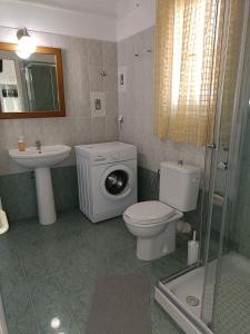 Et badeværelse på Sea view Cycladic house + 16 billeder