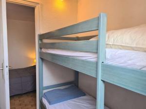 een paar stapelbedden in een kamer bij Appartement Cap d'Agde, 1 pièce, 4 personnes - FR-1-249-20 in Cap d'Agde