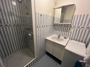 Kúpeľňa v ubytovaní Les hublots - appartement vue mer