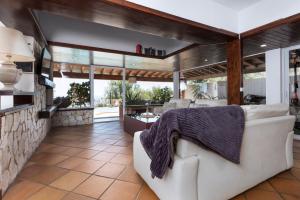 Afbeelding uit fotogalerij van Home2Book Ocean View Villa with Private Pool in La Oliva