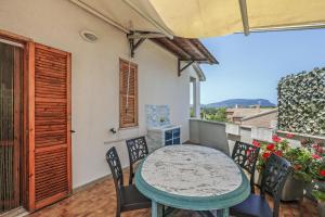 un patio con tavolo e sedie sul balcone. di Costa Verde Casa Vacanze a Numana