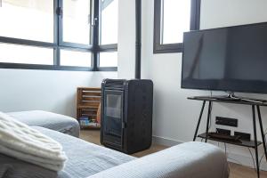 TV a/nebo společenská místnost v ubytování Holidays, Duplex para 4, Gorbea
