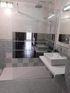 a bathroom with two sinks and a large mirror at CASA ABUELA MERCEDES in César
