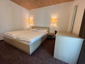 een kleine slaapkamer met een bed en een bureau bij Apartment BRIN in Topolšica