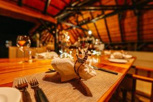 una mesa con una servilleta sobre una mesa con un tenedor y un cuchillo en Farmstay Okakeua en Okahandja