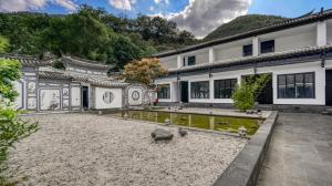 una vista esterna di un edificio con laghetto di fronte di Gong Xili Qingdu Hotel a Shangri-La Altre 33 foto