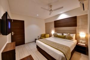 Postel nebo postele na pokoji v ubytování Click Hotel Vadodara 4 mins walk for the Railway Station