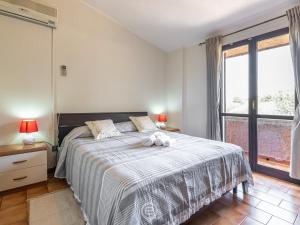 um quarto com uma cama com duas almofadas em Matilde Graceful House em Capitana